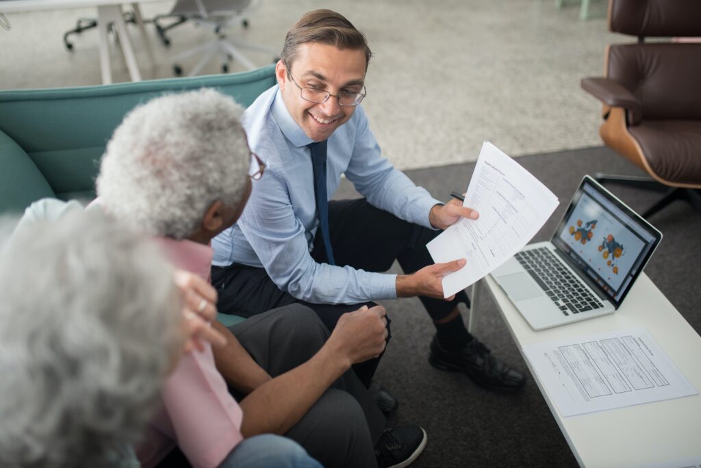 klanten die meekijken met de accountant