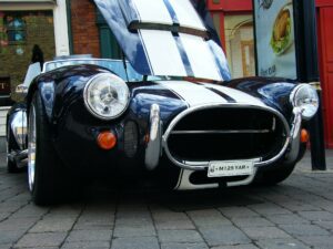 Sportauto met de motorkap omhoog