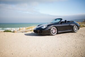 Zijkant van een Porsche youngtimer op het strand