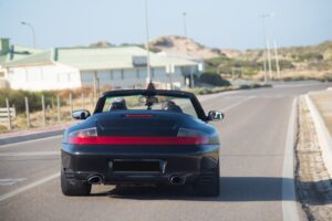 achter kant van een youngtimer Porsche in de lente